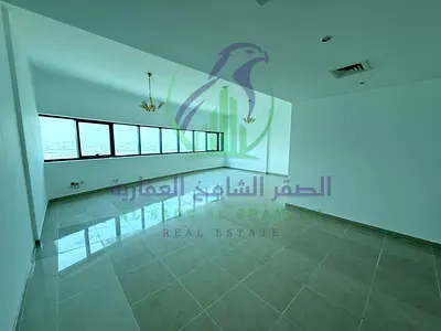 شقة ثلاث غرف وصالة للايجار السنوي اطلالة بحرية غرف خادمة و غرفة غسيل بلكونتين خزائن في الحائط وتشطيب حديث على مخرج دبي مباشرة في ممزر الشارقة