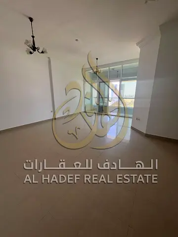 شقة ثلاث غرف وصالة للإيجار السنوي في التعاون الشارقة على مخرج دبي موقع مميز بجوار جميع الخدمات جيم ومسبح مجاني داخل البرج مناسبة للعائلات دفع 4 دفعات