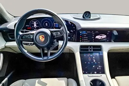 صورة 10 لـ 2021 Porsche TAYCAN