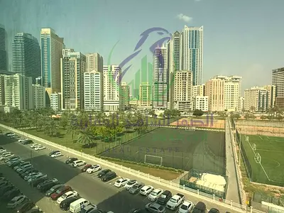 ثلاث غرف وصاله للايجارالسنوى منطقة المجازثلاثه بإمارة الشارقه شامل تصديق على المالك اطلاله مفتوحه مساحات واسعه موقع مميز