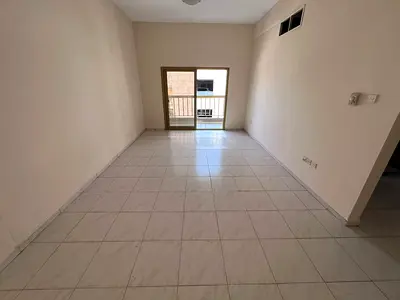 A special location and close to Al Safeer Mall. Balcony view. Safes in the wall. A special location and service throughout the day. Easy exit from Sha