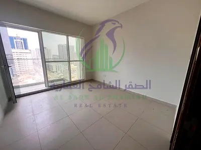 شقة غرفتين وصالة للإيجار السنوي في الخان الشارقة غرفة ماستر مع بلكونة إطلالة مفتوحة ثلاثة حمامات باركينغ مجاني موقع مميز قريب من دبي