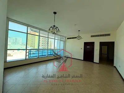 شقة غرفتين وصالة للإيجار في المجاز 1 – الشارقة شقة واسعة بإطلالة على المدينة، تتميز بمساحات كبيرة مع تكيف وباركن مجاني