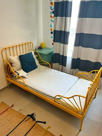 Yellow single metal daybed frame in good condition
