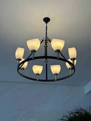 Elegant 8-Light Modern Chandelier – Excellent Condition