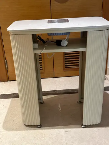 Manicure table