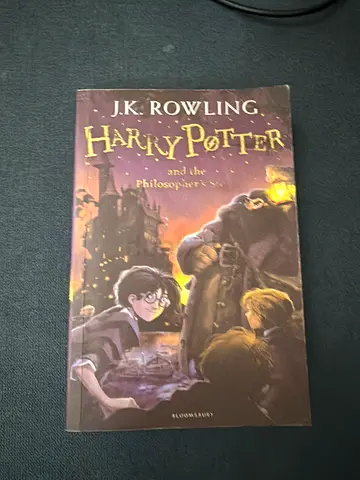 Harry Potter and the Philosopher's Stone - J.K. Rowling (Paperback)