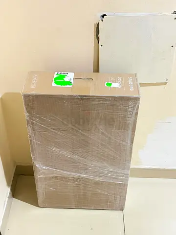 شاشة جديدة ببعدها بكرتونتها للبيع Brand new monitor