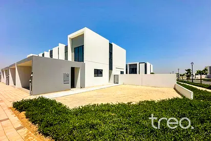 Big plot | Close to pool | Vacant Soon