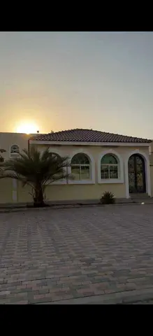 10 rooms | Very large area | Suitable for any commercial activity | External annex | Sports court | External Majlis