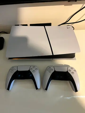 PlayStation 5 Digital 1TB Slim, 2 controlers (under warranty still)