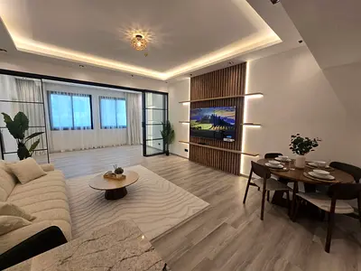 Huge Luxurious 1BR | Upgraded | 869 Sqft | | Furnished
