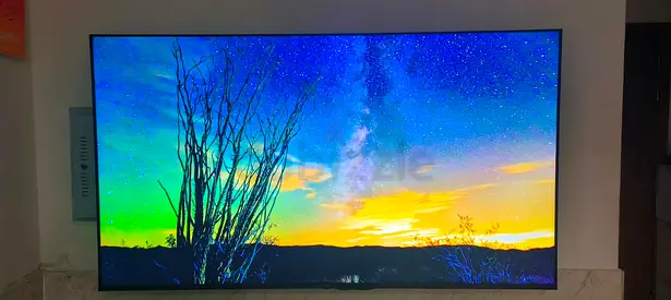Philips 70inch Smart LED TV - Excellent condition, wall-mounted