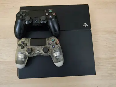 Sony PS4 (500GB) With 2 controllers and 4 games