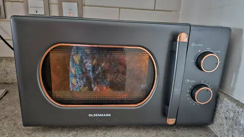 Sleek Olsenmark 20L Microwave Oven - Black with Rose Gold Accents (Mint Condition!)