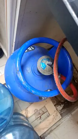 Cylinder with regulator
