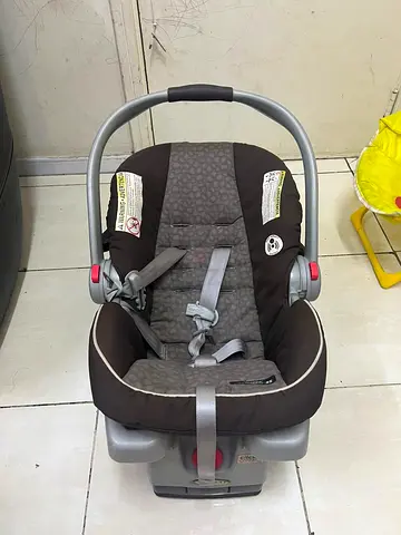 Baby car seater