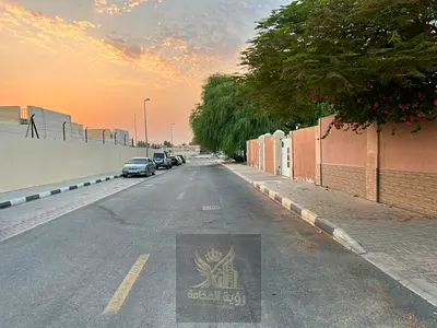 فيلا ملكية مفروشة بالكامل: 4 غرف نوم فاخرة وصالة طعام ومطبخ حديث في موقع استراتيجي هادئ وقريب من كافة الخدمات لراحة عائلتك