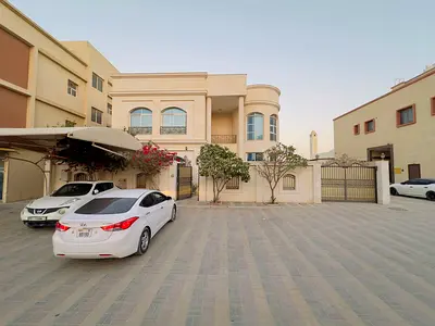 إليك صياغة احترافية للإعلان:  **للإيجار | فيلا في الروضة 1**  📍 **الموقع:** الروضة 1 – على نفس شارع المكتب، بموقع مميز وارتداد كبير جدًا.  🏡 **مواصف
