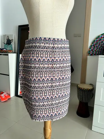 Stretchy knit Patterned mini skirt in neutral tones, size S-M