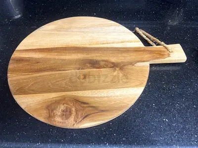 33 cm Round wooden serving / chopping board with handle (used)