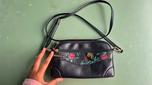 💥10 DH ONLY!💥 Black leather crossbody bag with addtional strap and FREE KEYCHAIN!