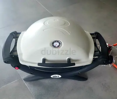 Weber Q1200 portable Gas BBQ with covers and cannister