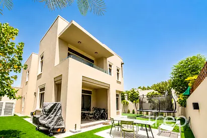Corner Plot | Large Garden | Vacant August