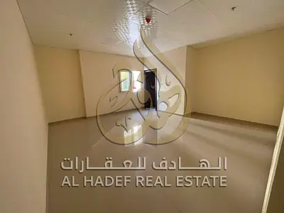 استوديو واسع للإيجار بالمجاز 3، ثاني ساكن، موزع، مطبخ منفصل، تكييف وغاز مركزي، باركينج مجاني، الإيجار 32,000 درهم.