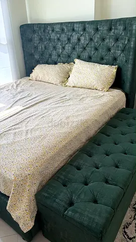 Green tufted king-size bed with storage bench - good condition