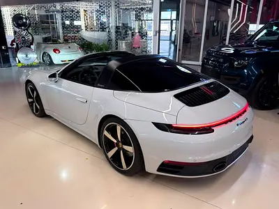 2022 Porsche 911 — миниатюра 11