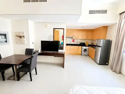 Modern Studio | Spacious Layout | Lincoln Park B