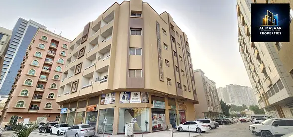 مبنى سكني تجاري مكون من أربعة طوابق (زاوية)
