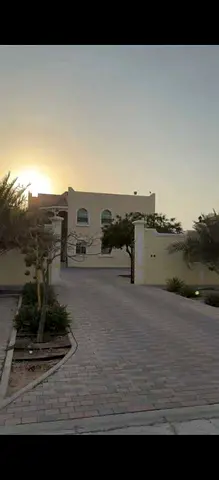 10 rooms | Very large area | Suitable for any commercial activity | External annex | Sports court | External Majlis