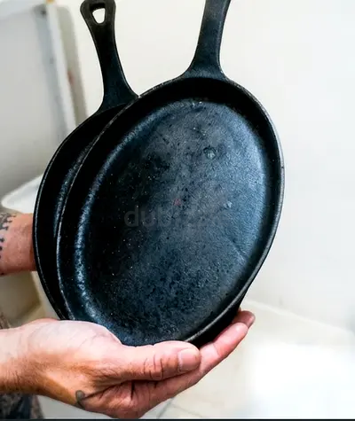 Set of 2 Heavy-Duty Cast Iron Sizzler Plates with Wooden Serving Board