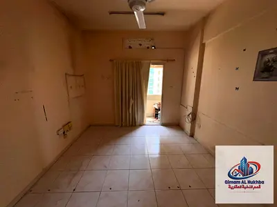 غرفتان وصالة في البوطينة مع بلكونة، مساحات مريحة وموقع استراتيجي قريب من الخدمات، الإيجار 35,000 درهم، الدفع 4 أو 6 دفعات.