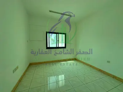 شقه غرفتين وصاله مع شهر فرى للايجارالسنوي فى منطقه الممزر بأمارة الشارقه بلكونه اطلالة مفتوحه تشطيب حديث مساحه واسعه موقع مميز قريب من مخرج دبى