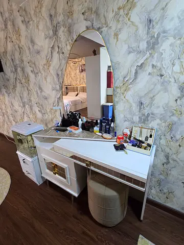 Elegant Dressing Table with Large Mirror & Drawers – Great Condition
