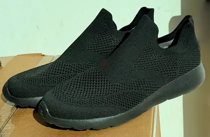 Comfortable black slip-on knit sneakers
