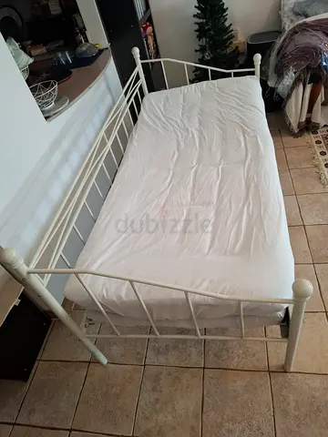 ⚠️ Urgent Sale - ASAP!!🛑 Jumeriah 2- Daybed & frame (Free 2 mattresses, topper, white ikea sheets)