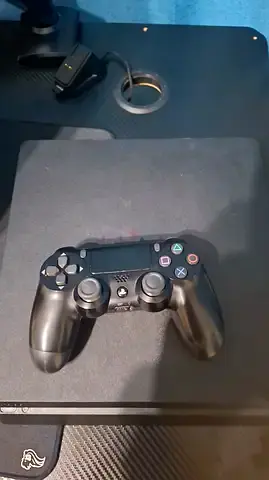 Used Sony DualShock 4 PS4 Wireless Controller - Good Condition 7 disc and 2 controllers