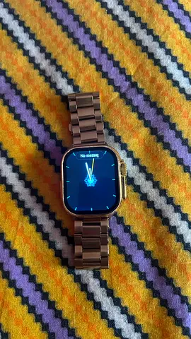 Gold metal smartwatch with spare metal link band - working