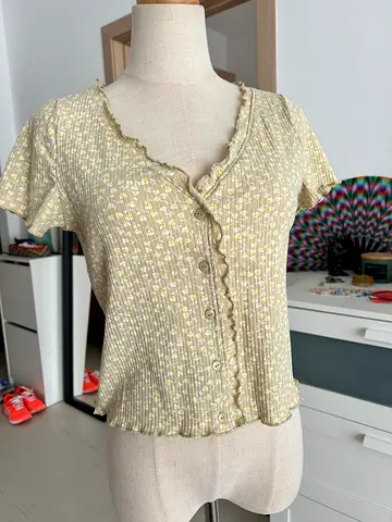 Monki Lightweight Cream Floral Short-Sleeve Button-Up Top (Small/Medium)
