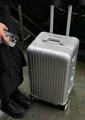 Rimowa trunk hard-shell 4-wheel spinner suitcase