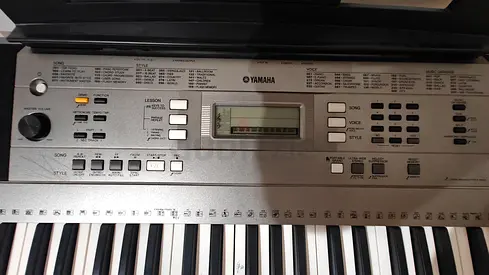 Yamaha PSR-E353 Keyboard incl. stand / chair
