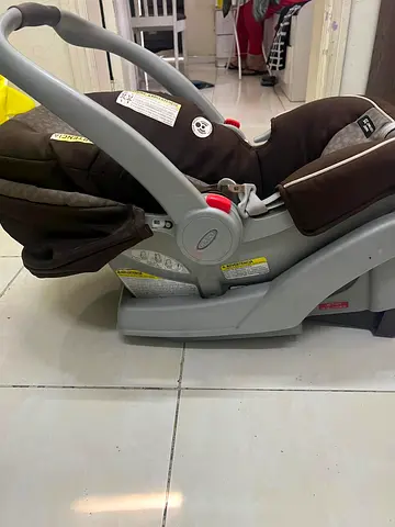 Baby car seater