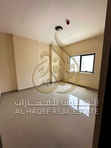 شقة غرفتين وصالة للإيجار السنوي في المجاز 3 – الشارقة | إطلالة على بحيرة خالد | بالقرب من اتصالات