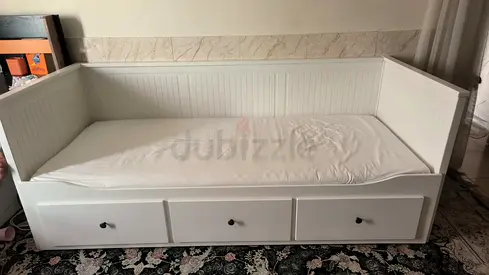 IKEA HEMNES White wooden daybed with 3 storage drawers — good condition