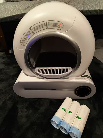 Self-cleaning automatic cat litter box with extra liners + Mat