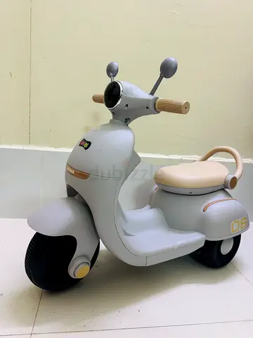 Kids Electric Vespa Style Scooter – Excellent Condition